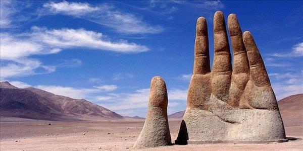 سفری به شیلی برای ملاقات با مجسمه دست بیابان